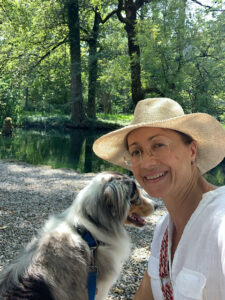 Petra ist mit dem Australischen Schäferhund Marley im Entenpark. Marleys Fell hat die Farbe Weiss, Grau, Schwarz und Rot. 